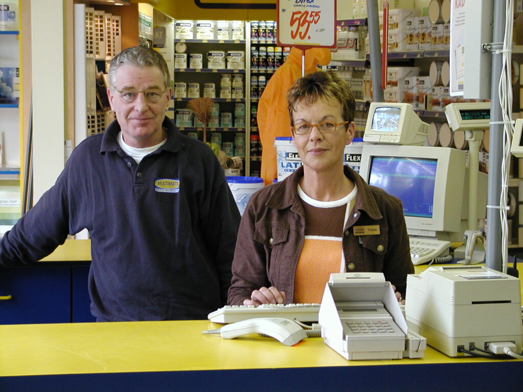 Truus en Tonny Hoekstra bij de kassa van hun Multimate-winkel. Vanaf 1 oktober krijgt de servicebouwmarkt een nieuwe eigenaar. 